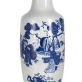 Rouleau-Vase mit Dekor von zwei Gelehrten mit Gedichtaufschrift in Unterglasurblau - photo 1