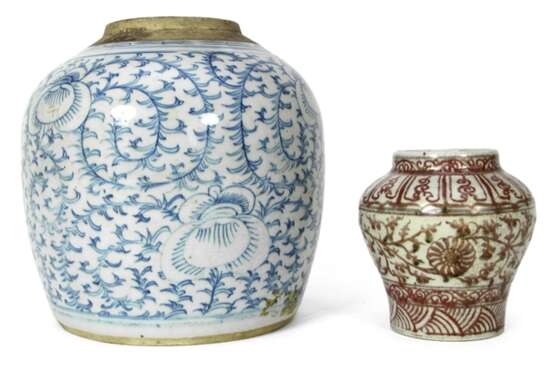 Ingwertopf und kleine Vase aus Porzellan, kobaltblau und kupferrot dekoriert - photo 1