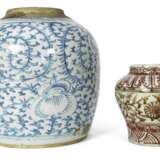 Ingwertopf und kleine Vase aus Porzellan, kobaltblau und kupferrot dekoriert - photo 1