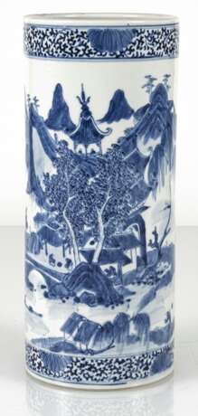 Zylindrische Vase aus Porzellan mit unterglasurblauem Landschaftsdekor - photo 2