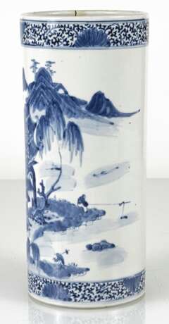 Zylindrische Vase aus Porzellan mit unterglasurblauem Landschaftsdekor - photo 3