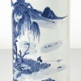 Zylindrische Vase aus Porzellan mit unterglasurblauem Landschaftsdekor - Foto 3