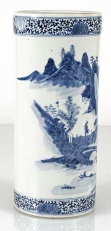 Zylindrische Vase aus Porzellan mit unterglasurblauem Landschaftsdekor - Foto 5