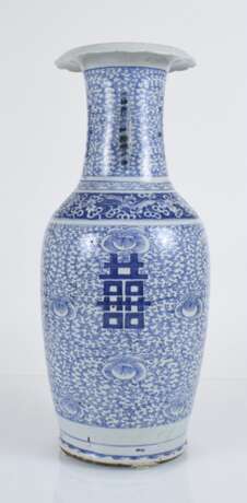 Bodenvase aus Porzellan mit blau-weißem Shuangxi-Dekor und seitlichen Handhaben - photo 2