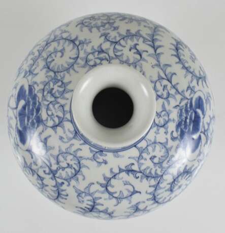Porzellanvase mit blau-weißem Rankendekor, Meiping - Foto 2