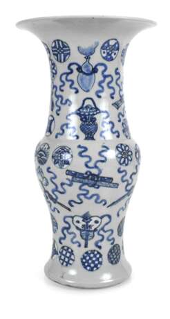 Gu'-förmige Porzellanvase mit blau-weißem Dekor von Antiquitäten - photo 1