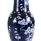 Bodenvase aus Porzellan mit blau-weißem Pflaumenblütendekor - Foto 1