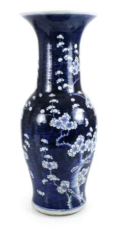Bodenvase aus Porzellan mit blau-weißem Pflaumenblütendekor - photo 1