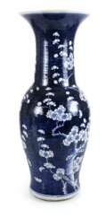 Bodenvase aus Porzellan mit blau-weißem Pflaumenblütendekor