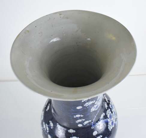 Bodenvase aus Porzellan mit blau-weißem Pflaumenblütendekor - фото 2