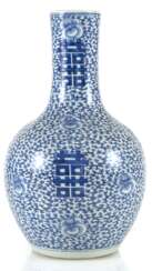 Unterglasurblaue Porzellanvase mit 'shuangxi'-Dekor