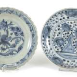 Zwei kleine Porzellanteller mit blau-weißem Dekor, einer in Blütemform - photo 1