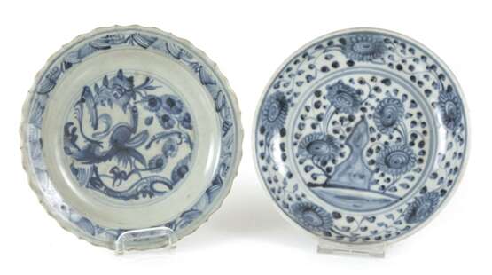 Zwei kleine Porzellanteller mit blau-weißem Dekor, einer in Blütemform - Foto 1