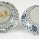 Zwei kleine Porzellanteller mit blau-weißem Dekor, einer in Blütemform - photo 2