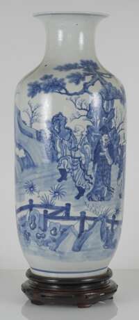 Unterglasurblau dekorierte Bodenvase aus Porzellan mit Darstellung von Su Shi und Qin Guan - фото 2