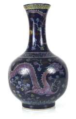 Puderblaue Flaschenvase mit 'Famille rose'-Dekor von Drachen