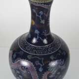 Puderblaue Flaschenvase mit 'Famille rose'-Dekor von Drachen - photo 2