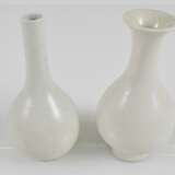 Zwei weiß-glasierte Vasen und ein schwarz-glasierter Pinselwascher aus Porzellan - photo 2