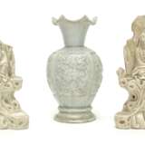 Drei Vasen und zwei 'Blanc de Chine'-Figuren des Guanyin - photo 1