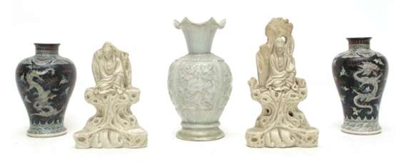 Drei Vasen und zwei 'Blanc de Chine'-Figuren des Guanyin - photo 1