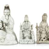 Drei Dehua-Figuren des Guanyin mit Knaben bzw. Adoranten - Foto 1