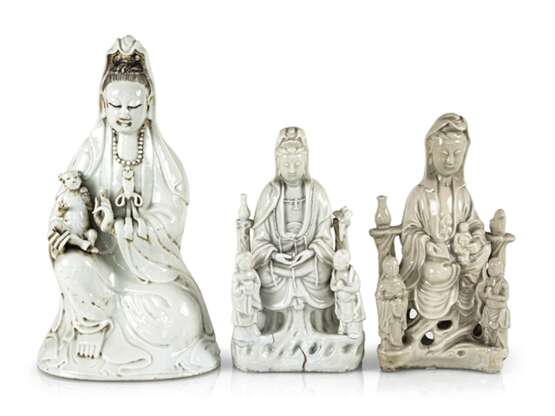 Drei Dehua-Figuren des Guanyin mit Knaben bzw. Adoranten - photo 1