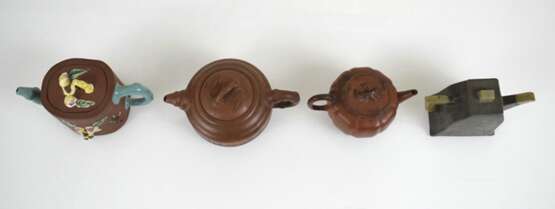 Vier Teekannen aus Yixing-Keramik und Zinn - photo 2