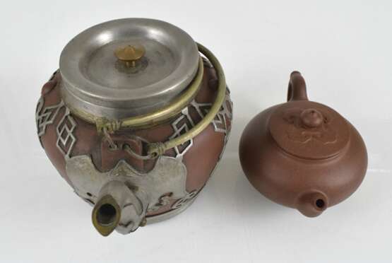 Zwei Teekannen aus Zisha-Ware, eine mit Messing-Beschlägen - фото 2