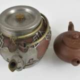 Zwei Teekannen aus Zisha-Ware, eine mit Messing-Beschlägen - Foto 2