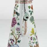 Kegelförmige Porzellankanne mit floralem Dekor in den Farben der Famille rose - Foto 3