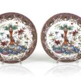 Paar 'Famille rose'-Teller aus Porzellan mit Blüten und Antiquitätendekor - Foto 1