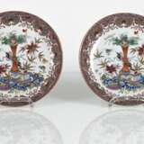Paar 'Famille rose'-Teller aus Porzellan mit Blüten und Antiquitätendekor - Foto 2