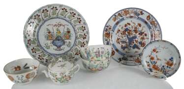 Drei Porzellanteller, drei Schalen und eine Teekanne, u. a. mit Imari-Dekor