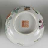Drei Porzellanteller, drei Schalen und eine Teekanne, u. a. mit Imari-Dekor - photo 2