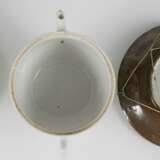 Drei Porzellanteller, drei Schalen und eine Teekanne, u. a. mit Imari-Dekor - фото 3
