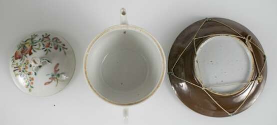 Drei Porzellanteller, drei Schalen und eine Teekanne, u. a. mit Imari-Dekor - photo 3