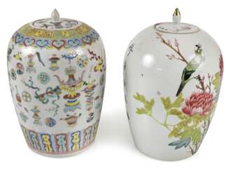Zwei Deckelvasen mit 'Famille rose'-Dekor von Antiquitäten, Blumen und Vögeln