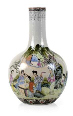 Flaschenvase mit figürlichem 'Famille rose'-Dekor - фото 1