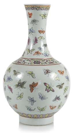 Flaschenvase mit Schmetterlingsdekor in den Farben der Famille rose - Foto 1