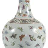Flaschenvase mit Schmetterlingsdekor in den Farben der Famille rose - фото 1