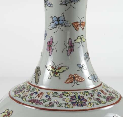 Flaschenvase mit Schmetterlingsdekor in den Farben der Famille rose - фото 2