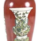 Bodenvase mit Dekor von 'Famille verte'-Vasen auf rotem Grund - фото 1