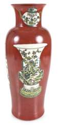 Bodenvase mit Dekor von 'Famille verte'-Vasen auf rotem Grund