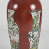 Bodenvase mit Dekor von 'Famille verte'-Vasen auf rotem Grund - Foto 2