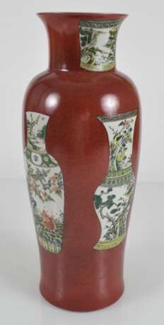 Bodenvase mit Dekor von 'Famille verte'-Vasen auf rotem Grund - фото 2