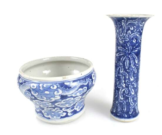 Zwei Vasen aus Porzellan, eine mit Dekor von Drachen zwischen Wolken - Foto 1