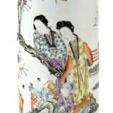 Rouleau-Vase aus Porzellan mit Dekor von Damen und Kindern - Foto 1