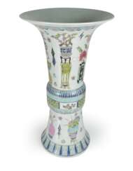 Gu-förmige Vase aus Porzellan mit Antiquitätendekor