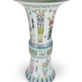 Gu-förmige Vase aus Porzellan mit Antiquitätendekor - photo 1