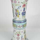 Gu-förmige Vase aus Porzellan mit Antiquitätendekor - photo 2